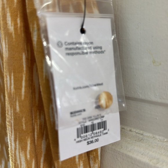 NWT Nine West Yellow Pattern Key Hole Tank - Picture 4 of 8